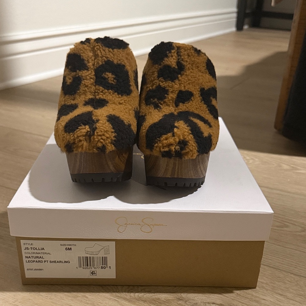 Jessica Simpson JS-Tollia New never worn Black and Tan Shearling Clogs. Size 6